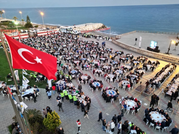 Mersin Erdemli’de Deniz Kenarında 5 Bin Kişi İftarda Buluştu
