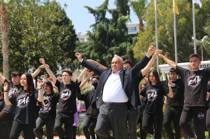 TOLLU ZEYBEK OYNADI