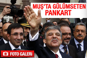 Muş'ta Cumhurbaşkanı Gül'ü gülümseten pankart